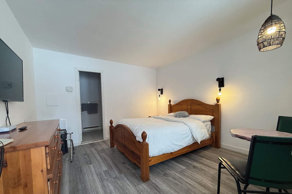 Quarto casal standard | Escrivaninha, quartos à prova de som, Wi-Fi de cortesia, roupa de cama