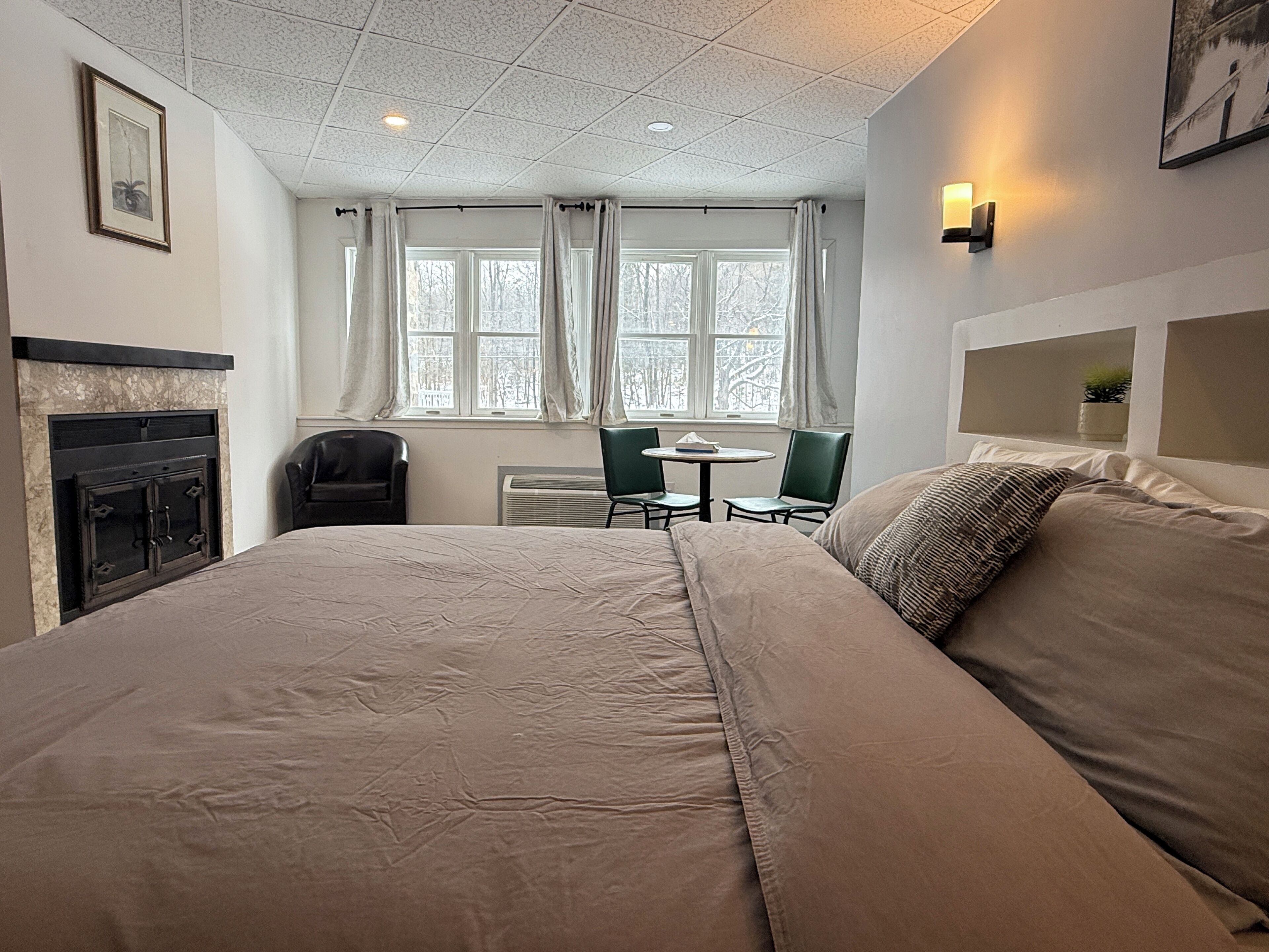 Honeymoon Suite, 1 King Bed with Sofa bed, Fireplace (Double Jacuzzi) | Desk, soundproofing, free WiFi, bed sheets