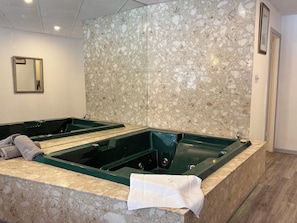 Honeymoon Suite, 1 King Bed with Sofa bed, Fireplace (Double Jacuzzi) | Desk, soundproofing, free WiFi, bed sheets - Hôtel Motel La Marquise (Sherbrooke)