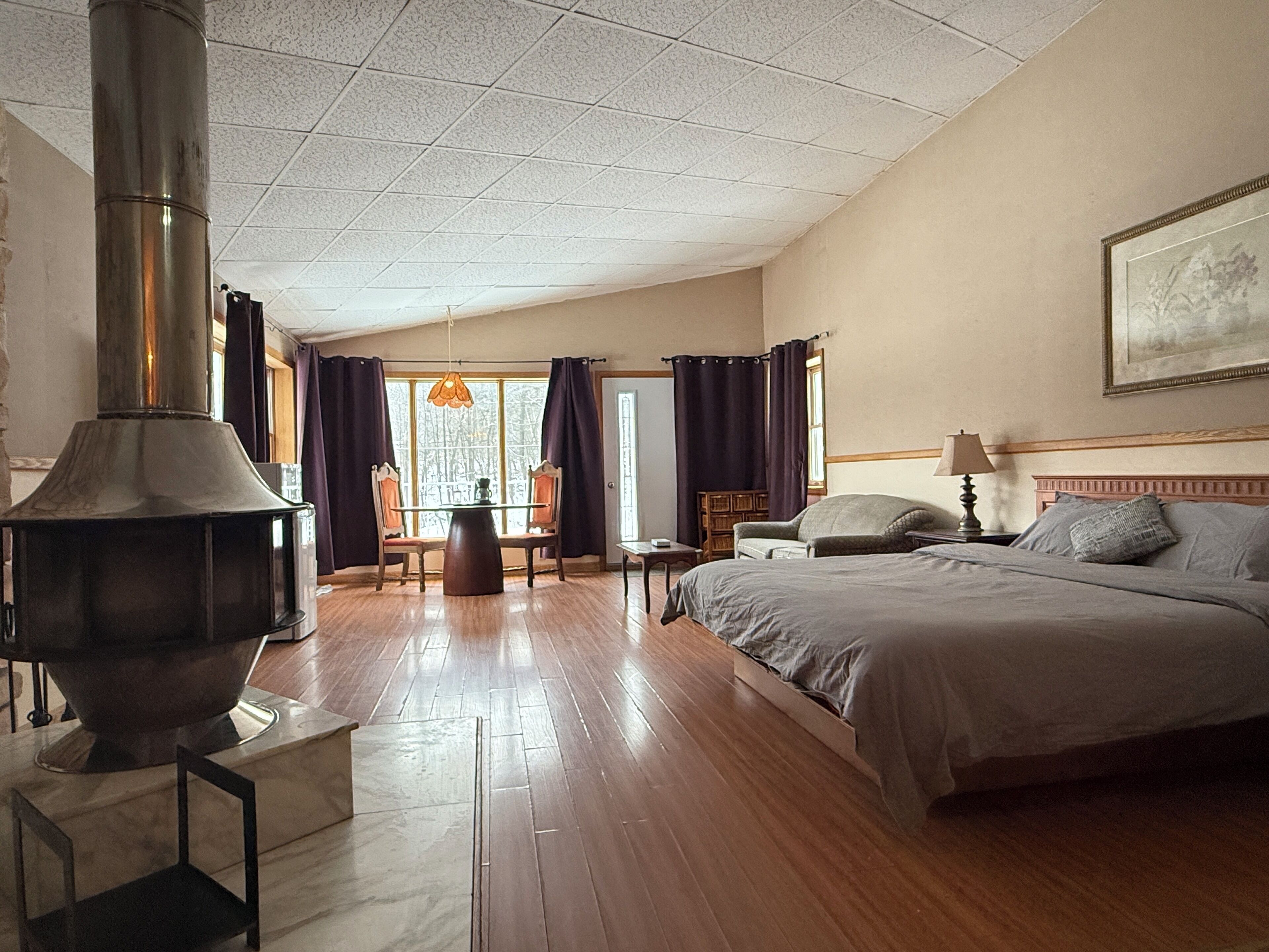 Suíte lua de mel, 1 cama King e sofá-cama, lareira (Double Jacuzzi) | Sala de estar | TV de tela plana 32 polegadas com canais a cabo, TV