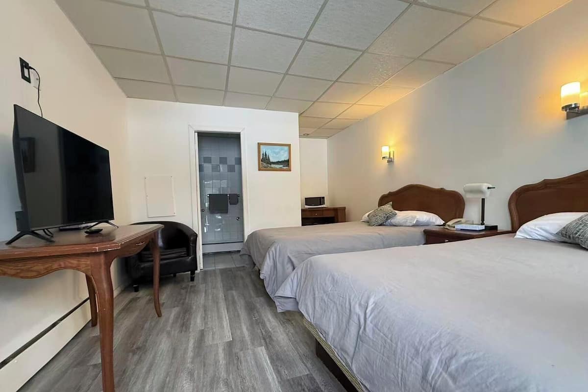 Quarto econômico, 2 camas de casal | Escrivaninha, quartos à prova de som, Wi-Fi de cortesia, roupa de cama