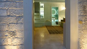 Minibar, caja de seguridad en la habitación, escritorio y wifi gratis 