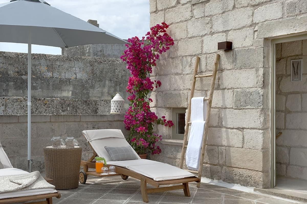 Quarto casal, terraço | Frigobar, cofres nos quartos, escrivaninha, Wi-Fi de cortesia