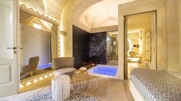 Suite, bain à remous | 1 chambre, minibar, coffres-forts dans les chambres, bureau