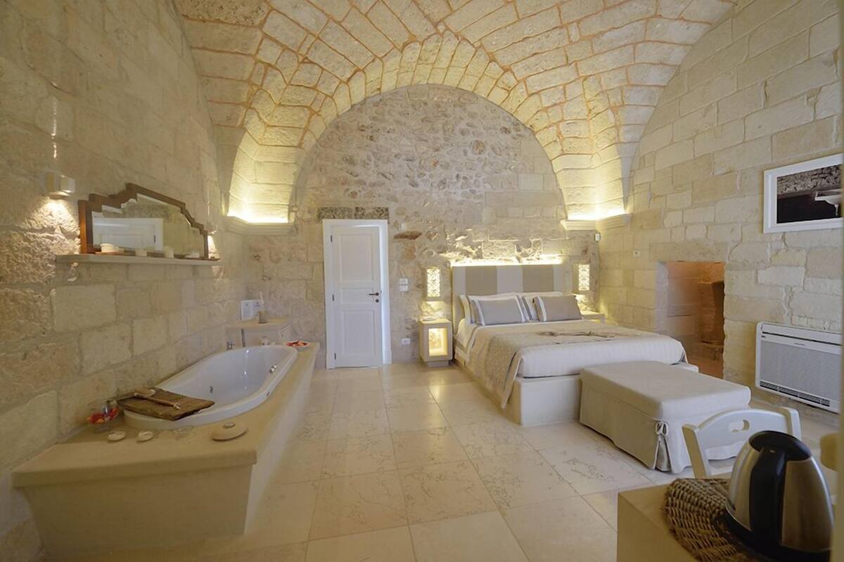 Quarto casal superior, banheira de hidromassagem | Frigobar, cofres nos quartos, escrivaninha, Wi-Fi de cortesia
