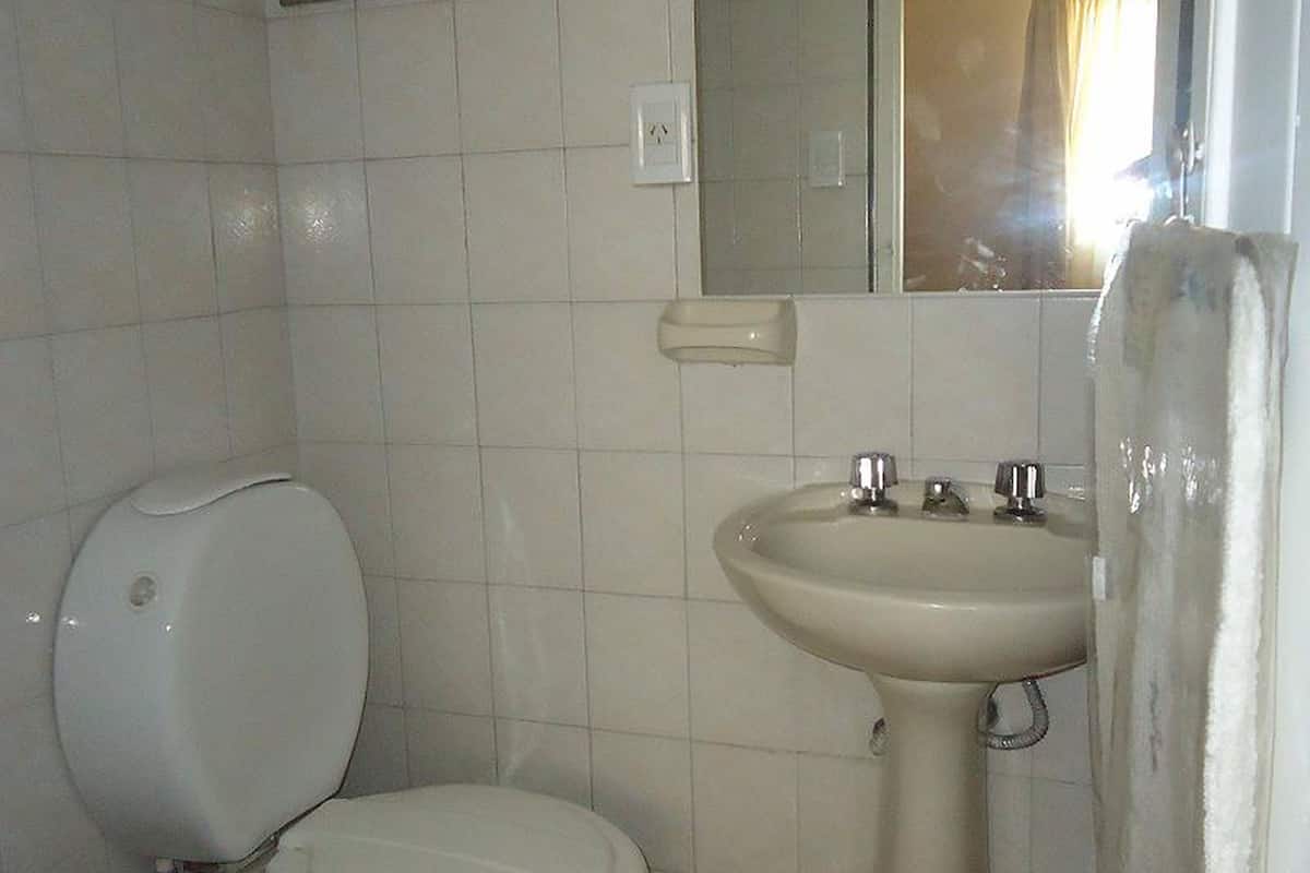 Combined shower/tub, deep soaking tub, free toiletries, hair dryer
