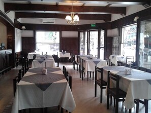 حيث تُقدم وجبات الإفطار، الغداء، العشاء، الأطباق المحلية