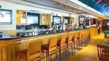 4 bars/lounges