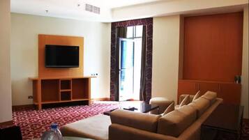 Royal Executive Suite | Living room | 40-inch LCD TV with satellite channels