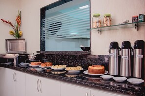 Free daily buffet breakfast  - Hotel Pousada Tamandaré (João Pessoa)