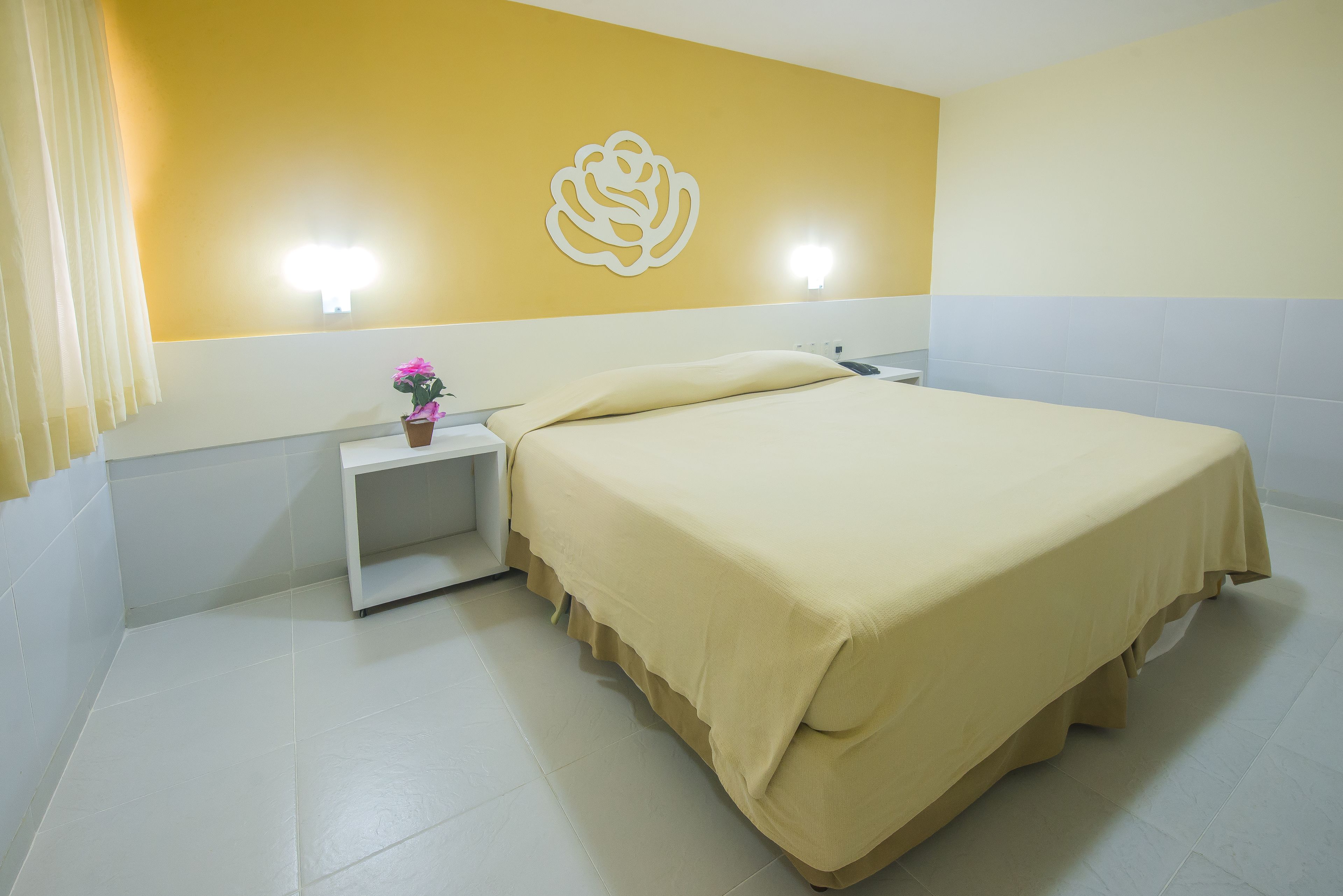 20 bedrooms, minibar, in-room safe, individually decorated