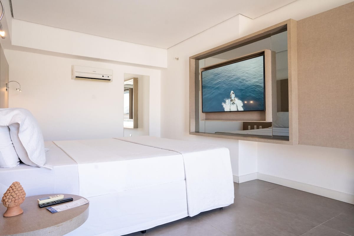 Frigobar, cofres nos quartos, escrivaninha, cortinas blackout