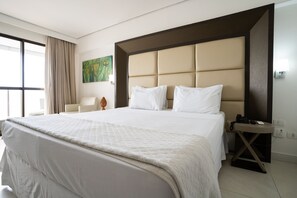 Minibar, caja de seguridad en la habitación y escritorio 