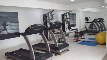 Een sportschool met loopbanden, krachtherinneringen en elastische fitnessballen.