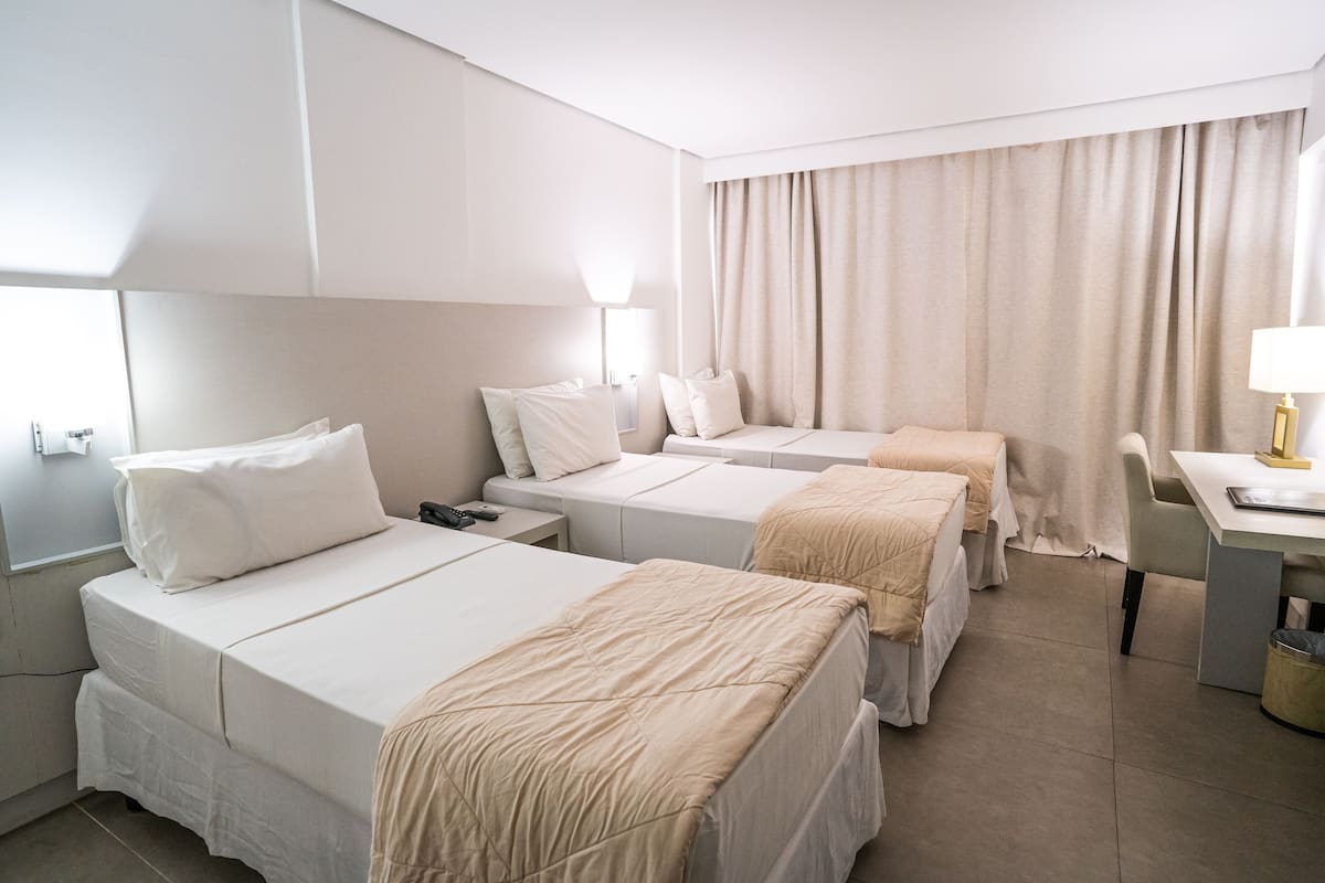 Superior driepersoonskamer | 1 slaapkamer, een minibar, een kluis op de kamer, een bureau