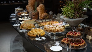 A buffet with various desserts and pastries. - Hotel Cabo Branco Atlântico (João Pessoa)