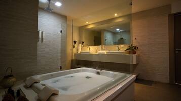 Suite Presidencial com Varanda Lateral e Jacuzzi | Banheiro | Produtos de toalete grátis, secador de cabelo, toalhas de banho