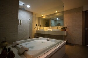 Suite Presidencial com Varanda Lateral e Jacuzzi | 浴室 | 免费洗浴用品、吹风机、毛巾