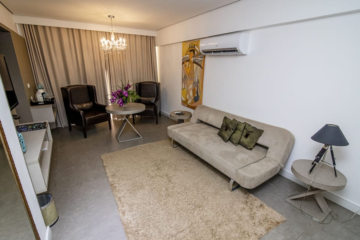 suite presidencial com varanda lateral e jacuzzi | living area | flat-screen tv