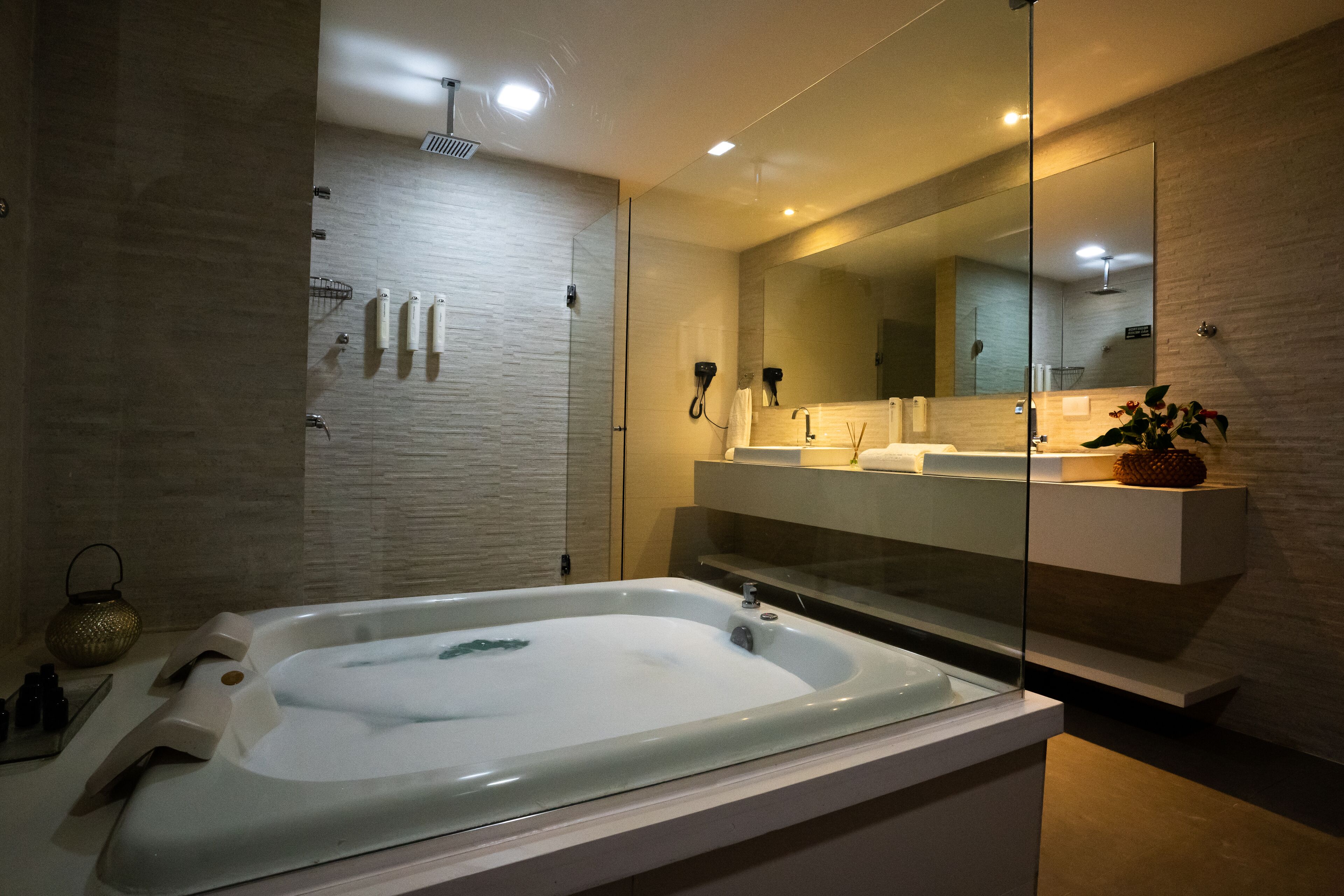 suite presidencial com varanda lateral e jacuzzi | bathroom | free toiletries, hair dryer, towels