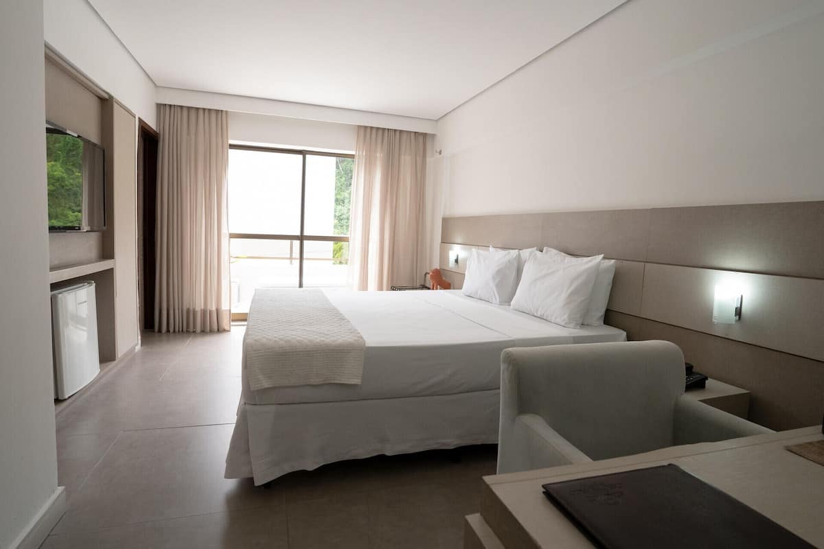 Frigobar, cofres nos quartos, escrivaninha, cortinas blackout