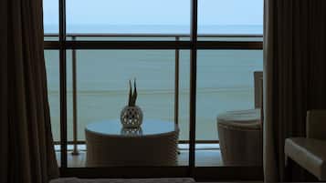 Doppelzimmer, Balkon, Strandblick | 1 Schlafzimmer, Minibar, Zimmersafe, Schreibtisch