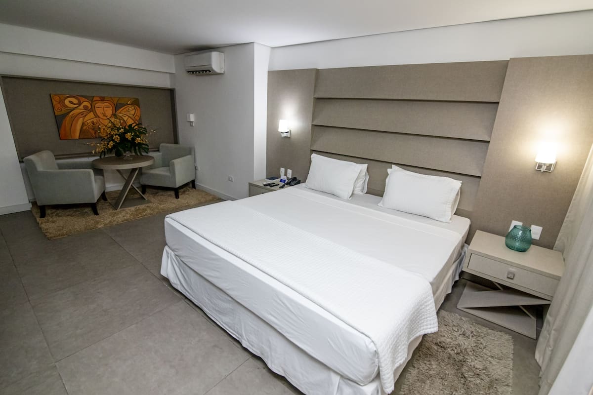 Suite Master com Varanda Lateral e Longue Chaise | Minibar, két bảo mật tại phòng, bàn, màn/rèm cản sáng 
