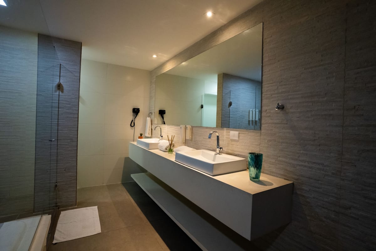 Suite Presidencial com Varanda Lateral e Jacuzzi | Minibar, két bảo mật tại phòng, bàn, màn/rèm cản sáng 