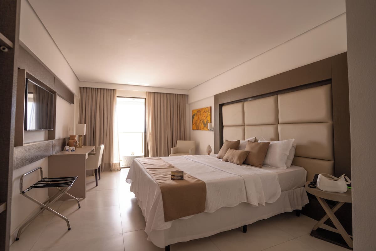 Phòng đôi, ban công, quang cảnh bãi biển | Minibar, két bảo mật tại phòng, bàn, màn/rèm cản sáng 