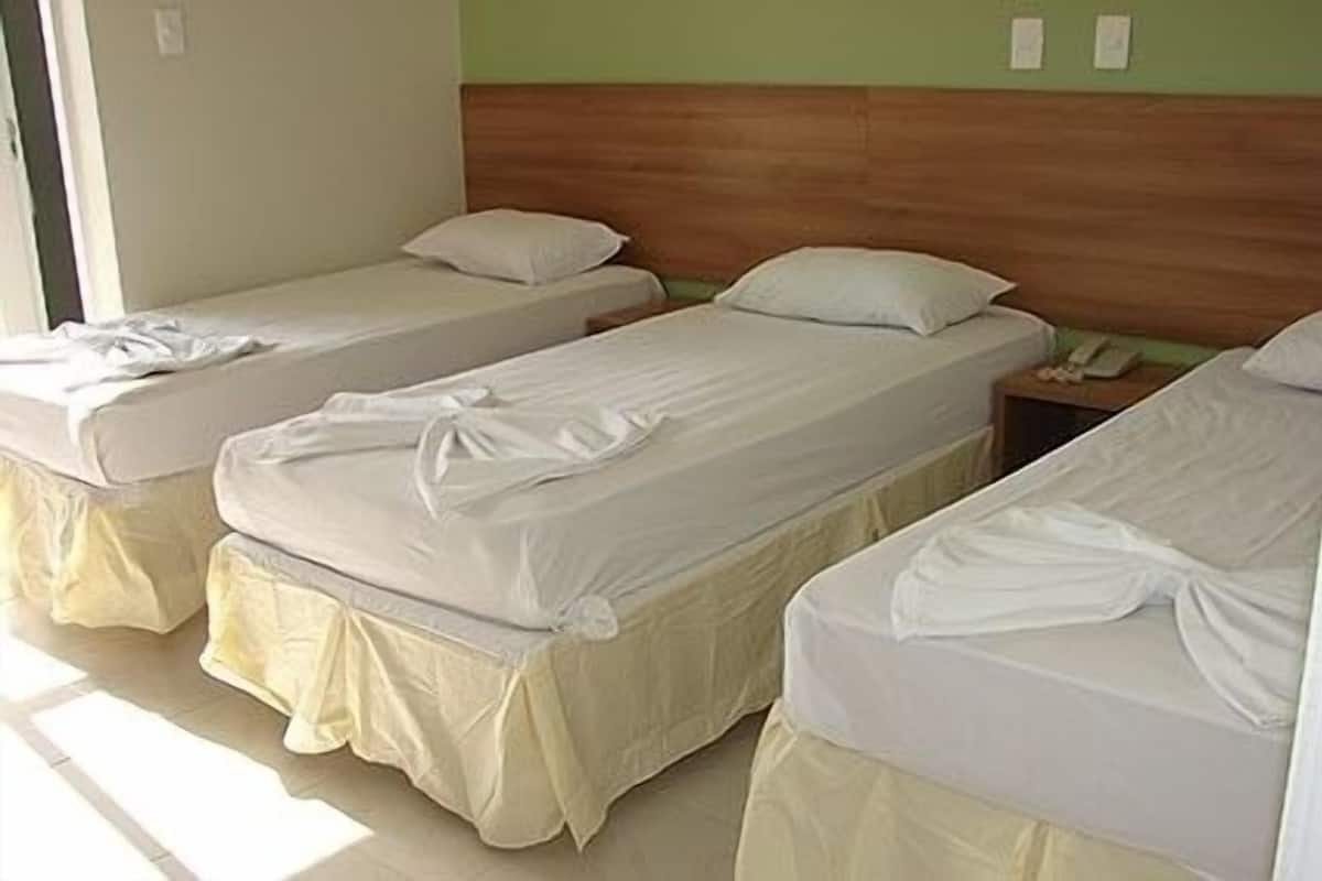 Habitación triple | Cortinas blackout, camas extra, wifi gratis y ropa de cama