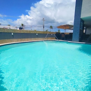 Outdoor pool, sun loungers - Tropical Praia Hotel (Aracaju)