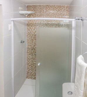 Dusche, kostenlose Toilettenartikel, Handtücher