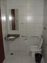 Un bagno piccolo con lavandino, WC e uno specchio.