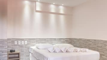 Quarto casal | Frigobar, escrivaninha, camas extras/dobráveis (sobretaxa)