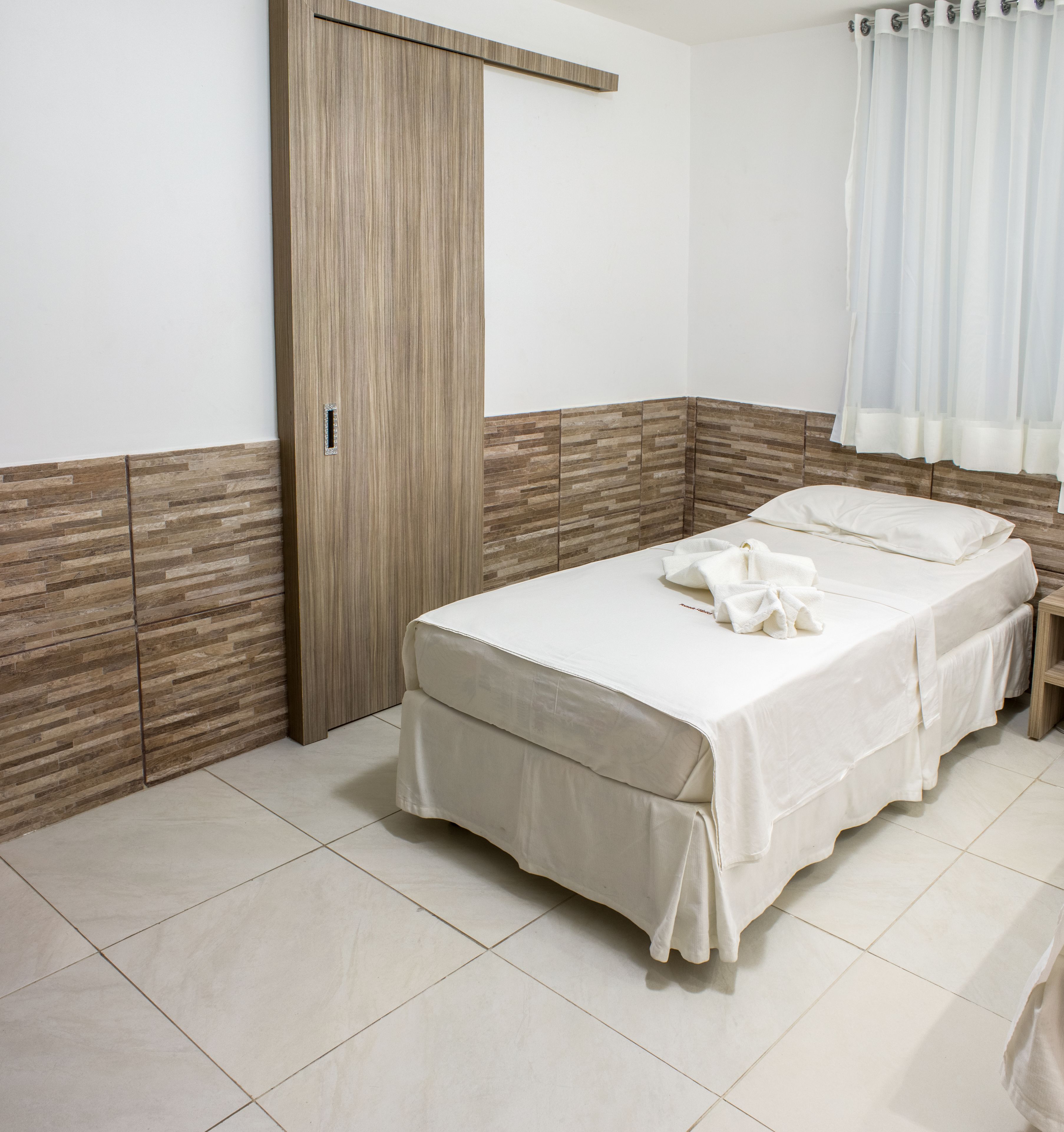 single room | minibar, desk, rollaway beds, free wifi