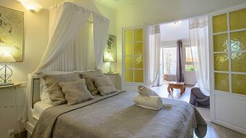 Suite Sénior (Alexandra) | Minibar, rideaux occultants, fer et planche à repasser