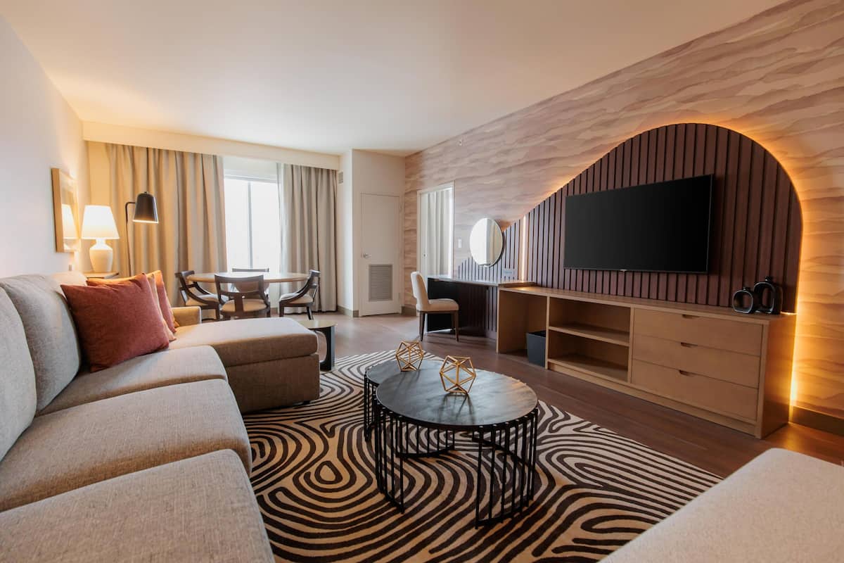 Suite, 1 King Bed, River View (Governor's) | Living area