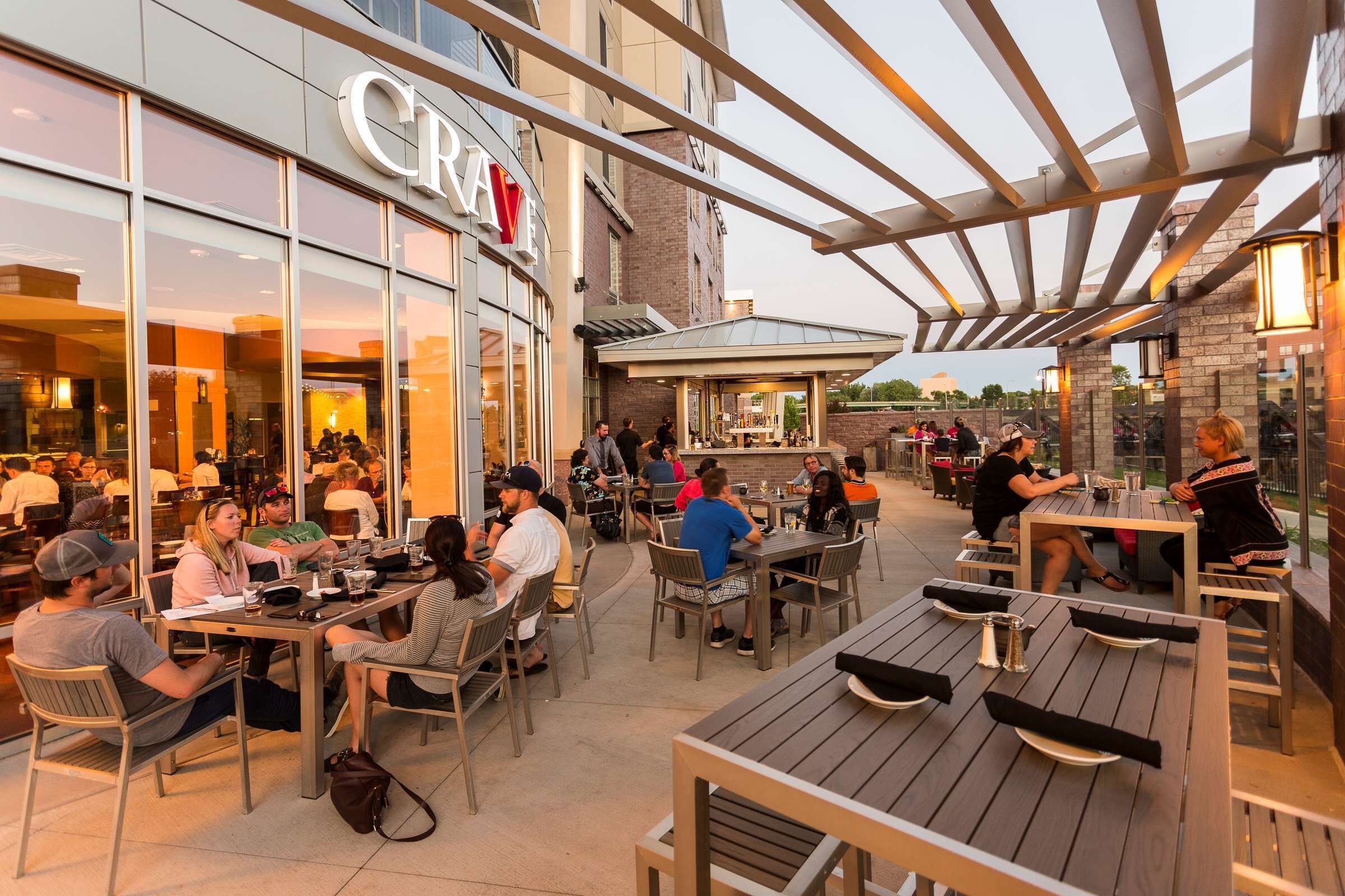 Déjeuner et dîner servis sur place, spécialités Cuisine américaine