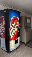 Máquina expendedora de Dr Pepper en un entorno comercial.