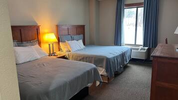 Room, 1 King Bed & 1 Queen Bed | Caja de seguridad en la habitación y escritorio