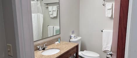 Room, 1 King Bed & 1 Queen Bed | Salle de bain | Articles de toilette griffés, serviettes fournies