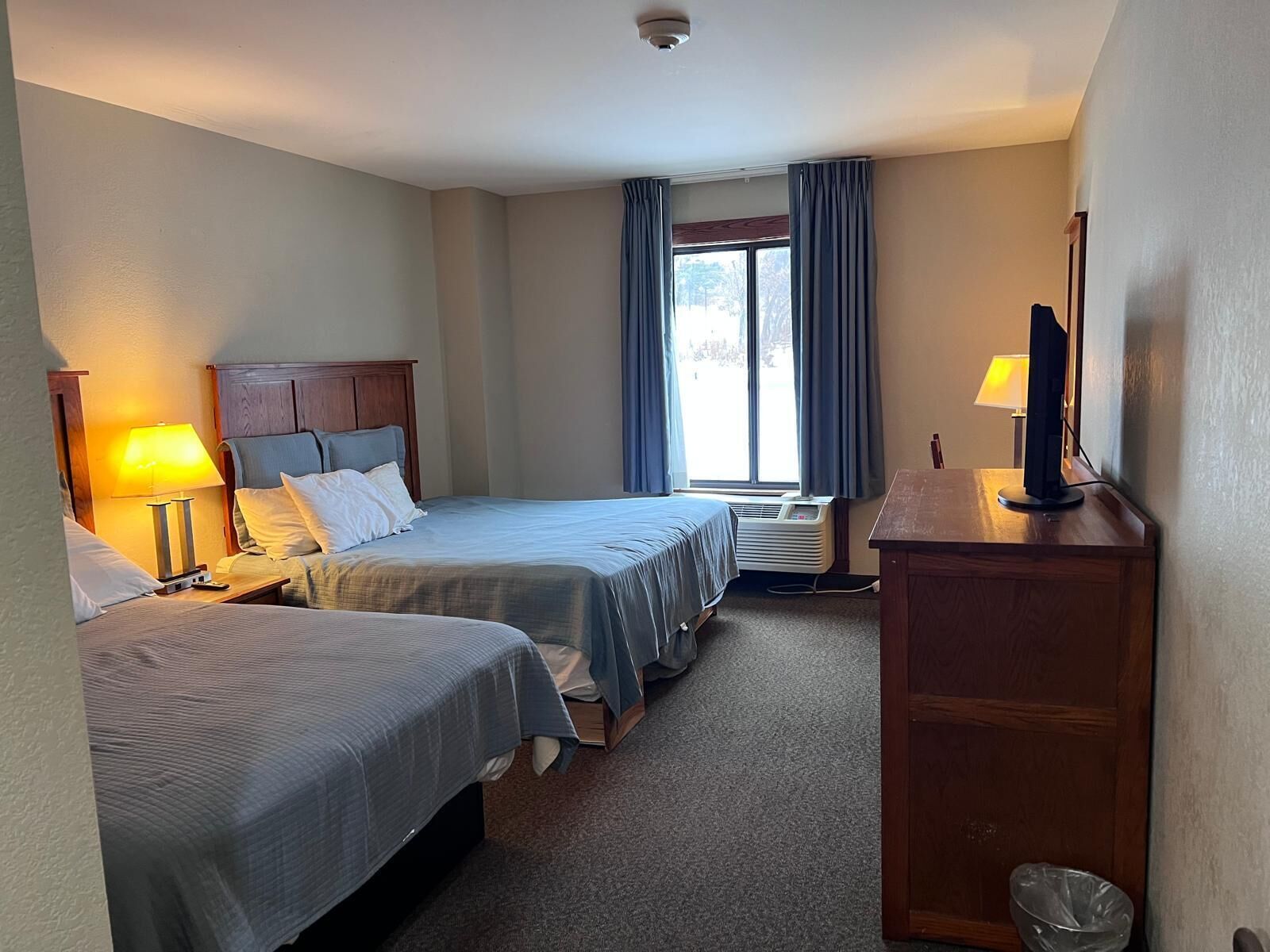 Room, 1 King Bed & 1 Queen Bed | 客房内保险箱、办公桌、熨斗/熨衣板、免费 WiFi