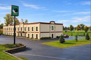 Property entrance - Pleasant Night Inn Watertown by Hotel O (Carthage)