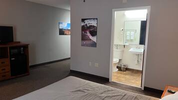 Room, 1 Queen Bed | In-room safe, desk, iron/ironing board, free WiFi