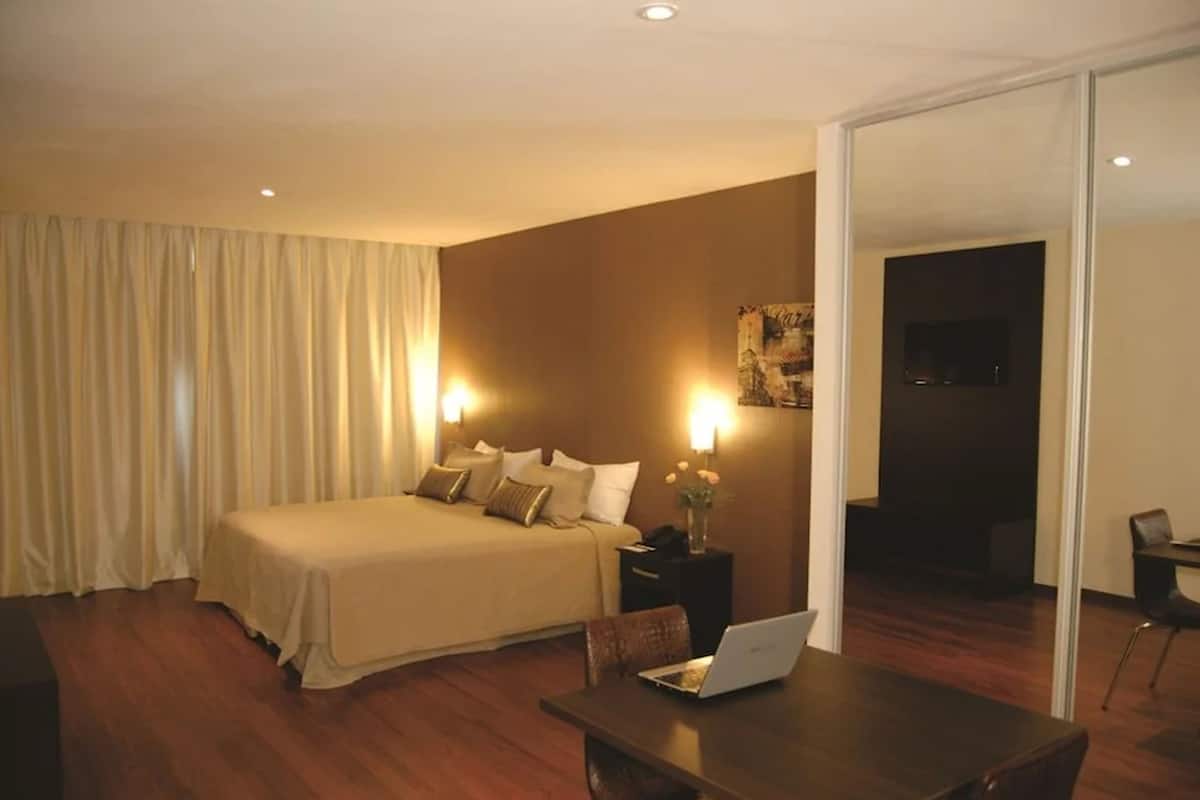 Minibar, caja de seguridad en la habitación y cortinas blackout 