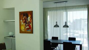 Premium Suite | Living room | 32-inch LED TV with cable channels, TV