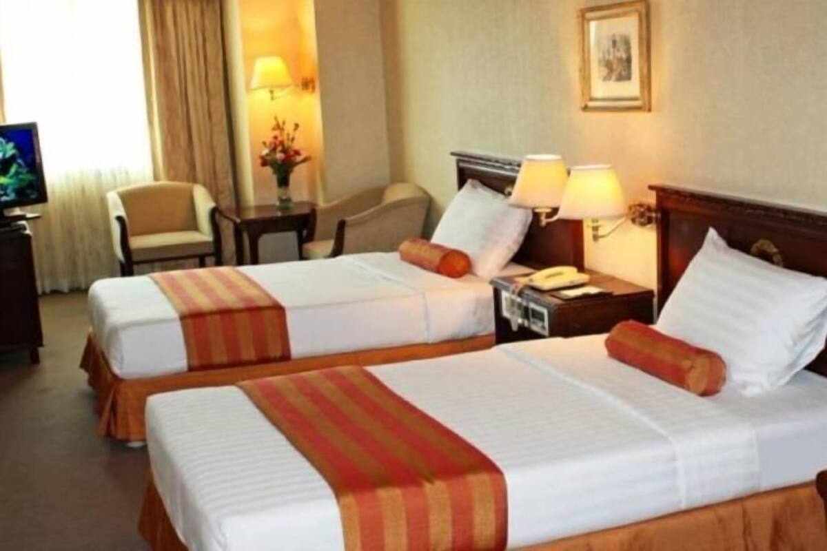 خزنة داخل الغرفة ومكتب ومساحة عمل للكمبيوتر المحمول وستائر تعتيم