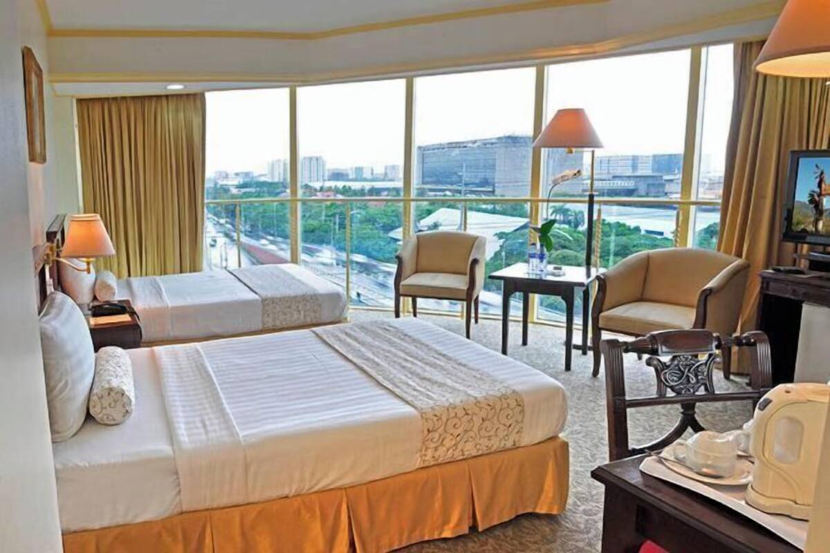 خزنة داخل الغرفة ومكتب ومساحة عمل للكمبيوتر المحمول وستائر تعتيم