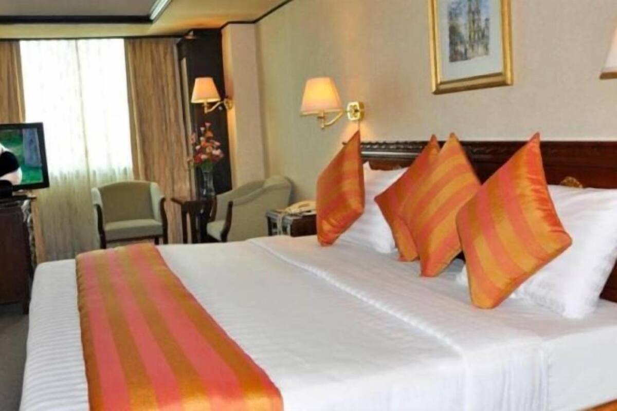 خزنة داخل الغرفة ومكتب ومساحة عمل للكمبيوتر المحمول وستائر تعتيم