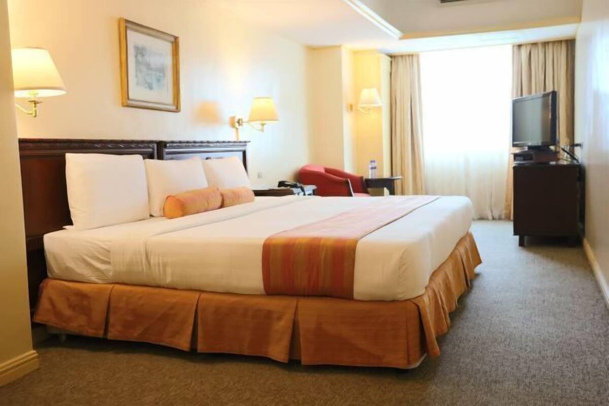 خزنة داخل الغرفة ومكتب ومساحة عمل للكمبيوتر المحمول وستائر تعتيم